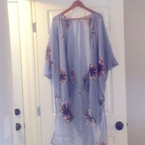 Flowered kimono style wrap with short sleeves